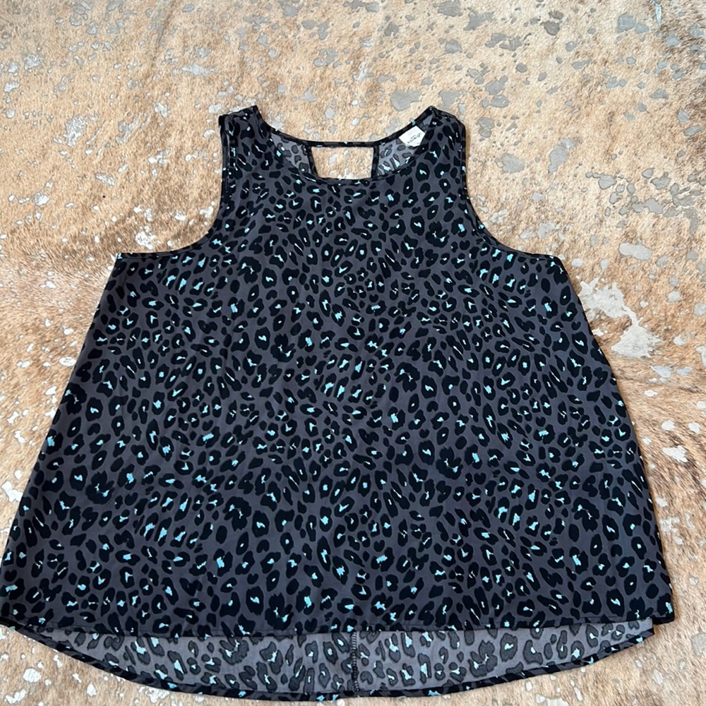 Casual sleeveless leopard print top hints of turquoise perfect with any denim